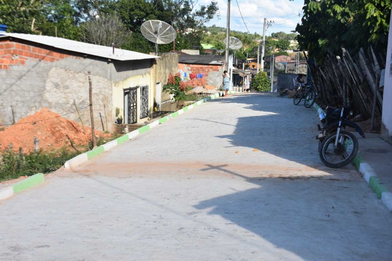 Secretaria de Obras conclui calçamento da rua da Jaqueira e recupera muro e rua na Getúlio Vargas
